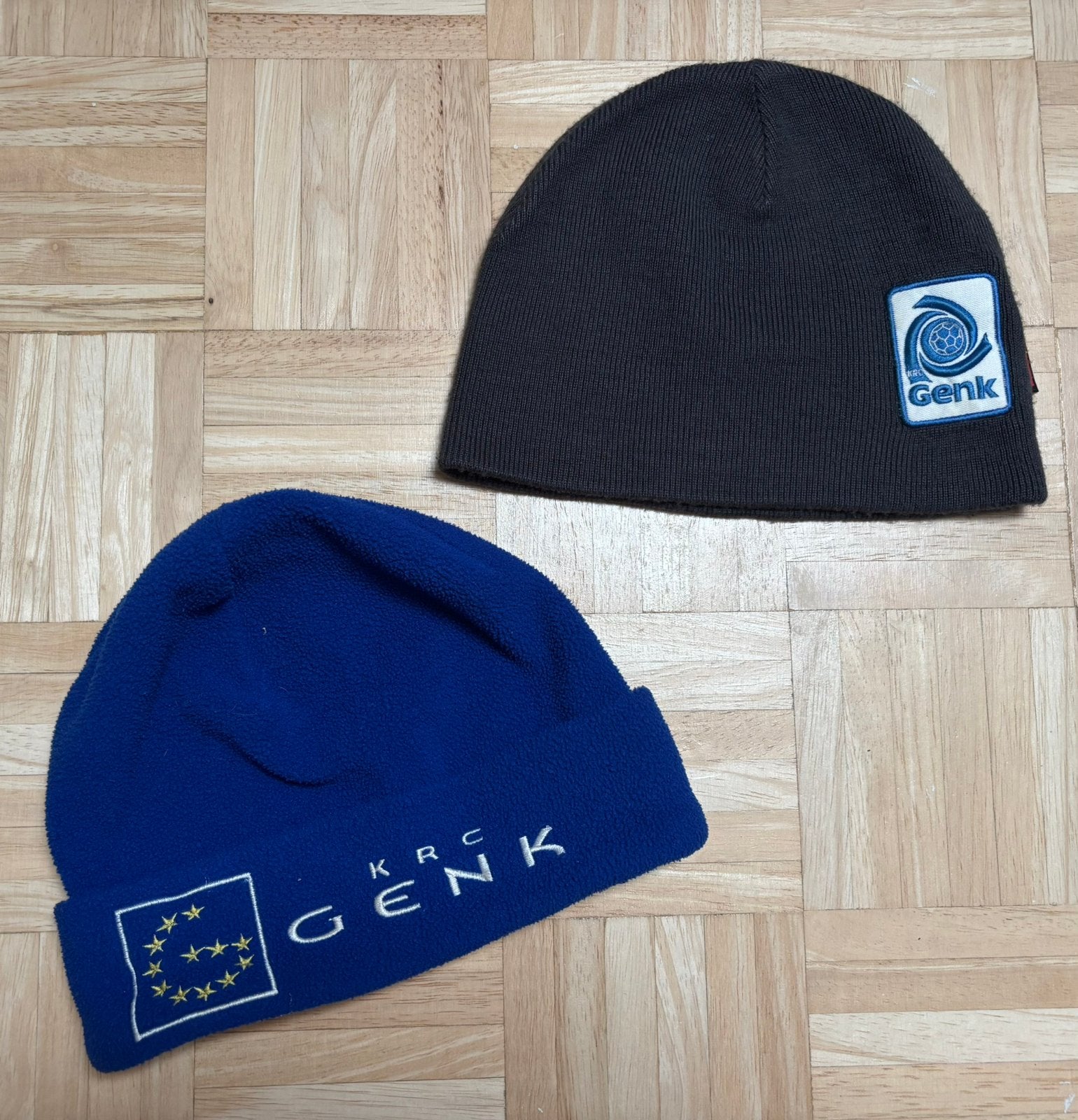 2 mutsen KRC Genk, Vêtements | Hommes, Bonnets, Écharpes & Gants, Enlèvement ou Envoi, Porté, Autres tailles, Bonnet