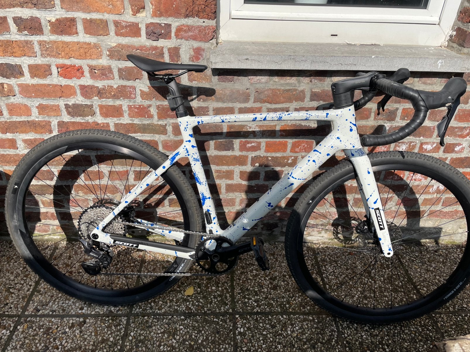 SCOTT ADDICT GRAVEL 30 - 2026 - white / splatter blue, Fietsen en Brommers, 28 inch, 10 tot 15 versnellingen, Nieuw, Schijfrem