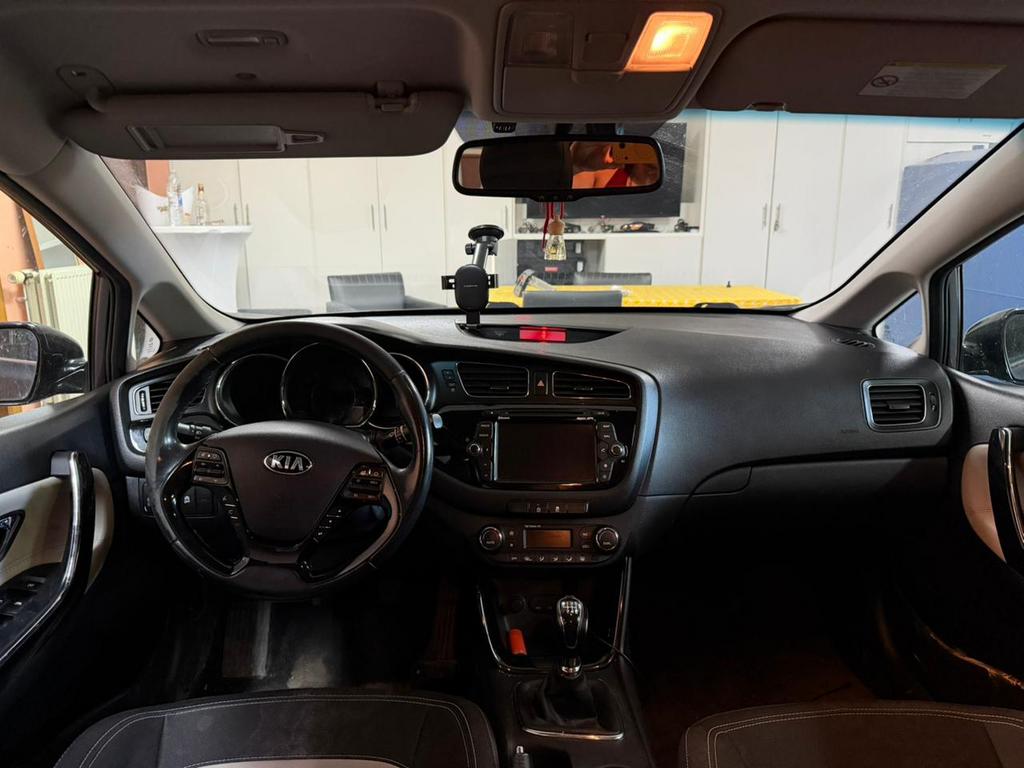 Kia Cee D - TRES PROPRE, Auto's, Kia, Particulier, (Pro) Cee d, ABS, Achteruitrijcamera, Airbags, Airconditioning, Alarm, Apple Carplay