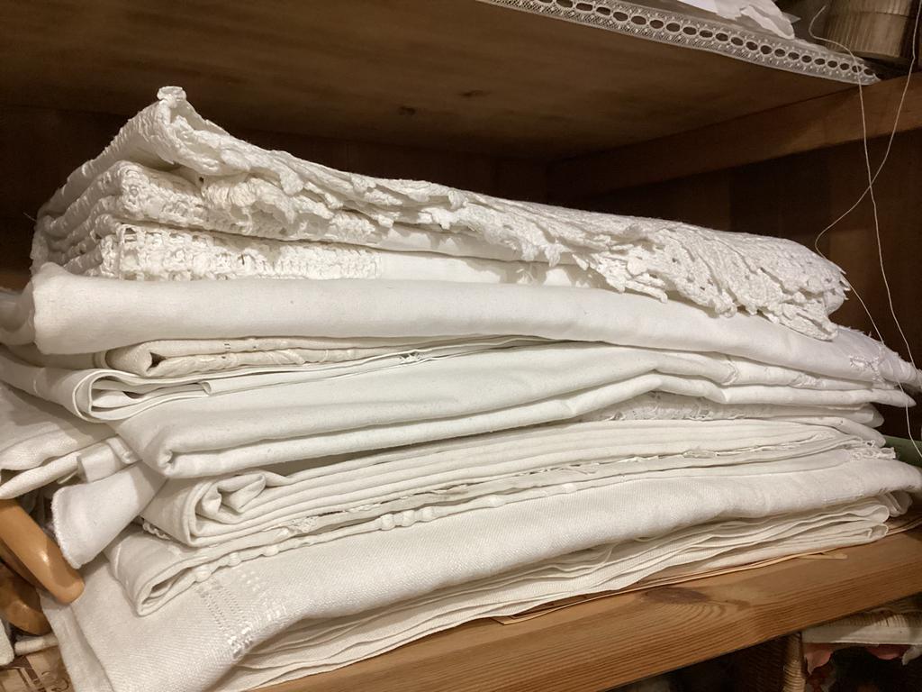 Oud linnen tafellakens en beddegoed, Antiek en Kunst, Antiek | Kleding en Textiel, Ophalen
