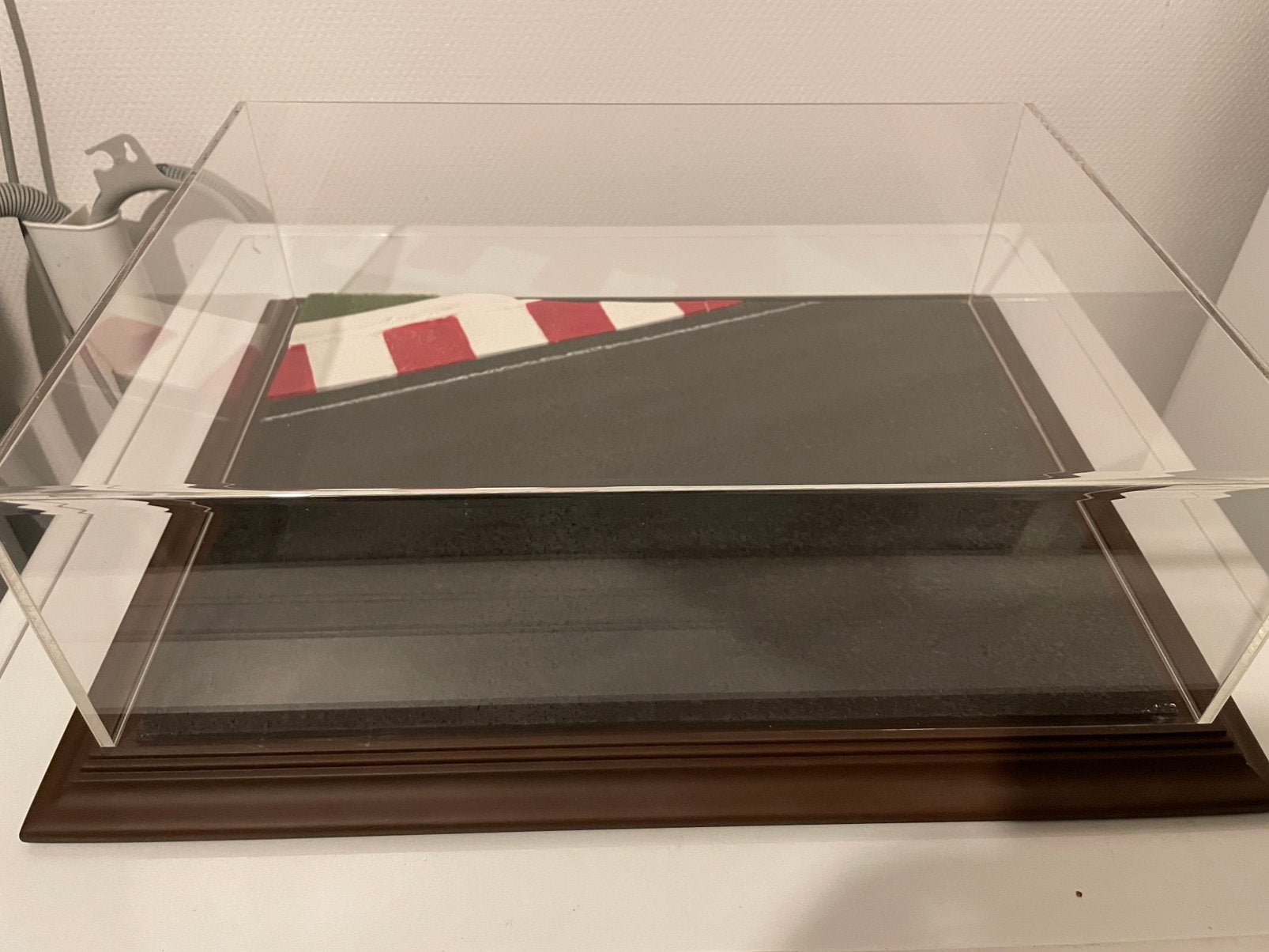 Vitrine atlantic 1/18 race track diorama, Ophalen, Zo goed als nieuw, Groter dan 1:35, Diorama