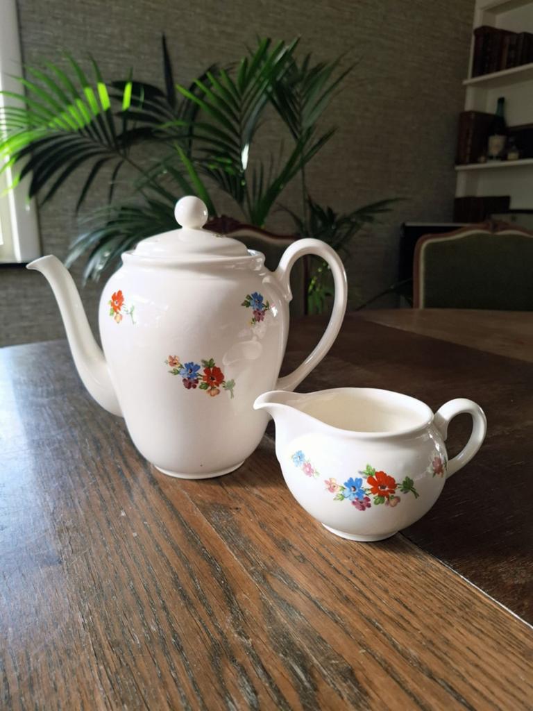 Koffiekan en melkkan Petrus & Regout, Antiek en Kunst, Ophalen of Verzenden