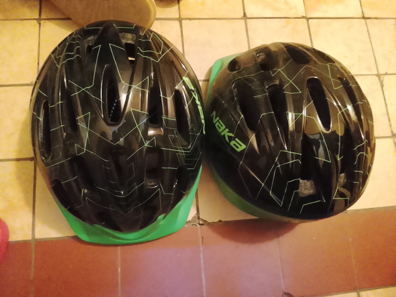Casque (naka) pour vélo avec un tour de tête de 49-54cm, Vélos & Vélomoteurs, Enlèvement, Comme neuf, Garçon