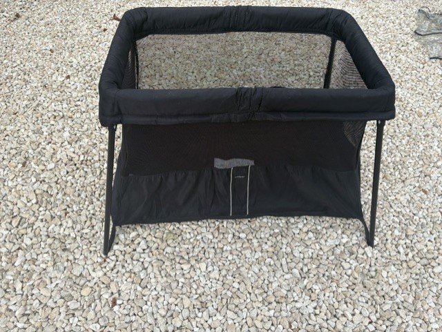 BabyBjörn Reisbedje Light in zwart met AersoSleep hoeslaken, Ophalen, Gebruikt, Reisbedje
