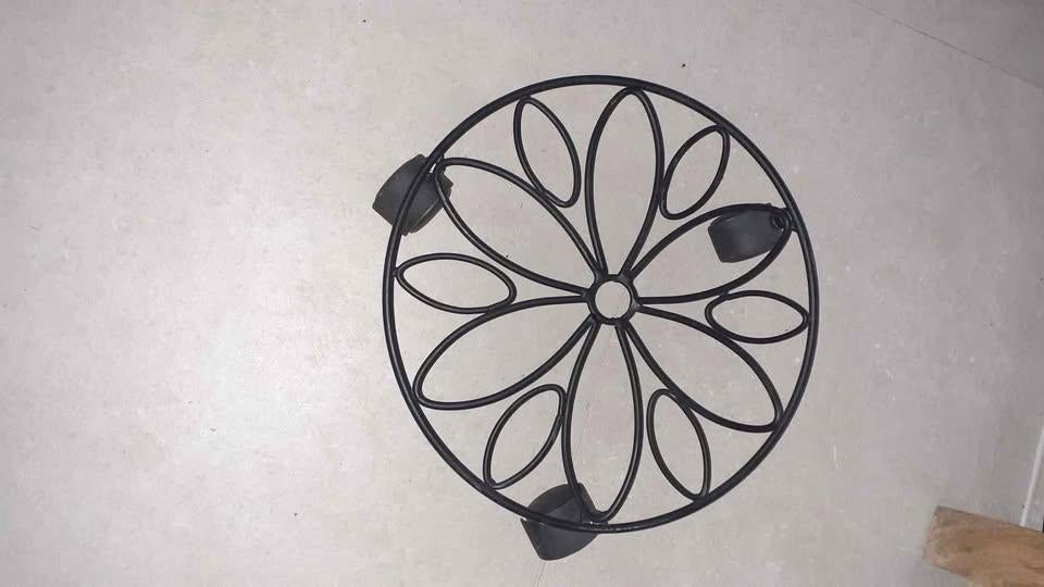 Un porte plante à roulettes, Enlèvement
