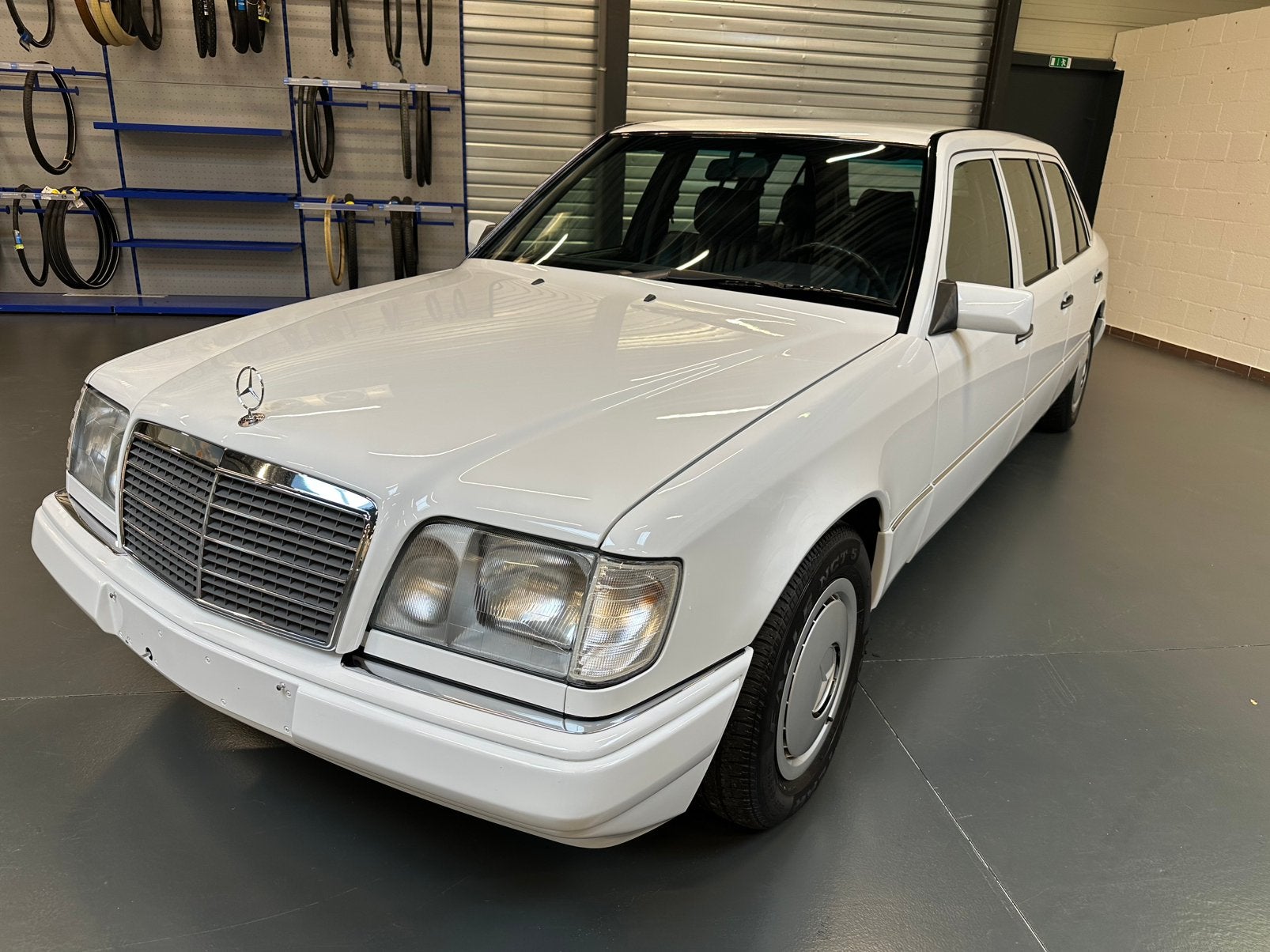 Mercedes w124 limousine 250d bj:1993 65000km nieuwstaat!, Autos : Pièces & Accessoires, Enlèvement