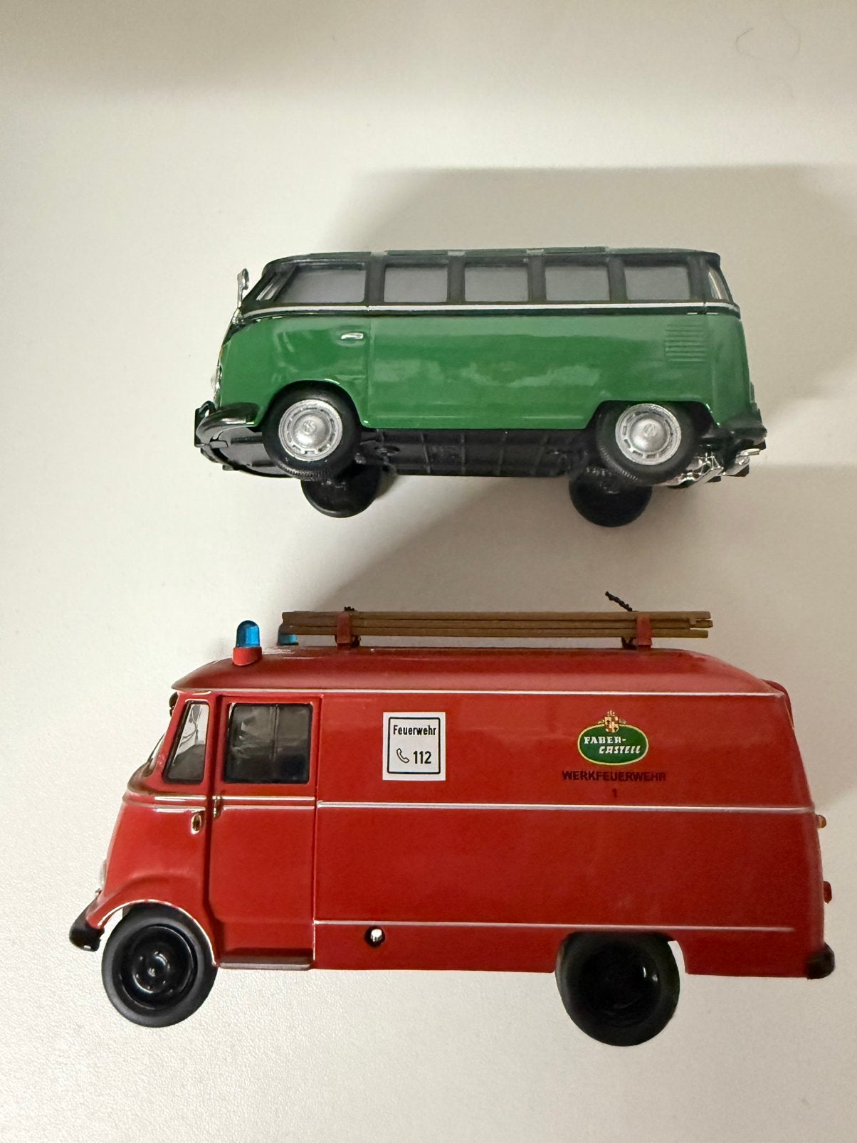 Schuco 1:43 Lot van 2 – VW T1 Samba Bus & Mercedes-Benz L319, Ophalen of Verzenden, Zo goed als nieuw, Auto, Schuco