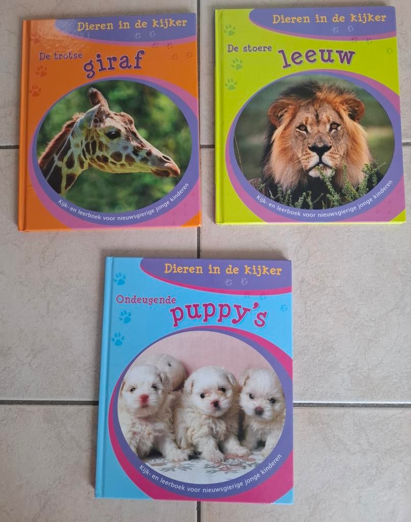 3 boeken Dieren in de kijker: puppy's, leeuw, giraf, Boeken, Kinderboeken | Kleuters, Zo goed als nieuw, Non-fictie, Voorleesboek