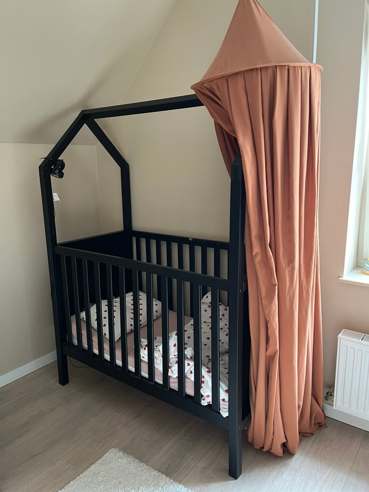 Chambre d'enfant rurale en noir avec lit bébé, Enlèvement, Utilisé, Garçon ou Fille