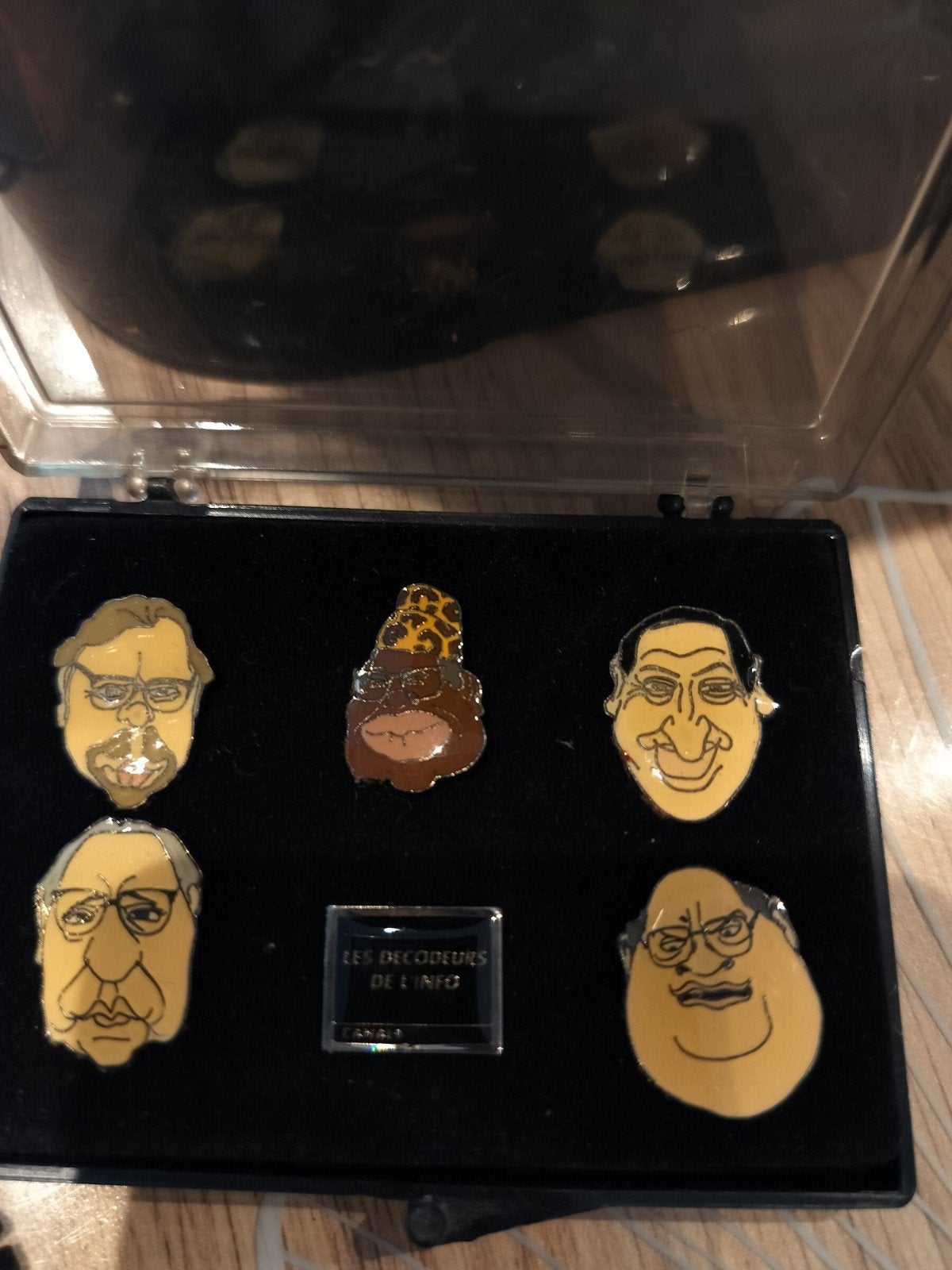 Coffret de 5 pin's "Les Décodeurs de l'Info" – Canal+, Collections, Enlèvement ou Envoi, Neuf, Autres sujets/thèmes, Insigne ou Pin's
