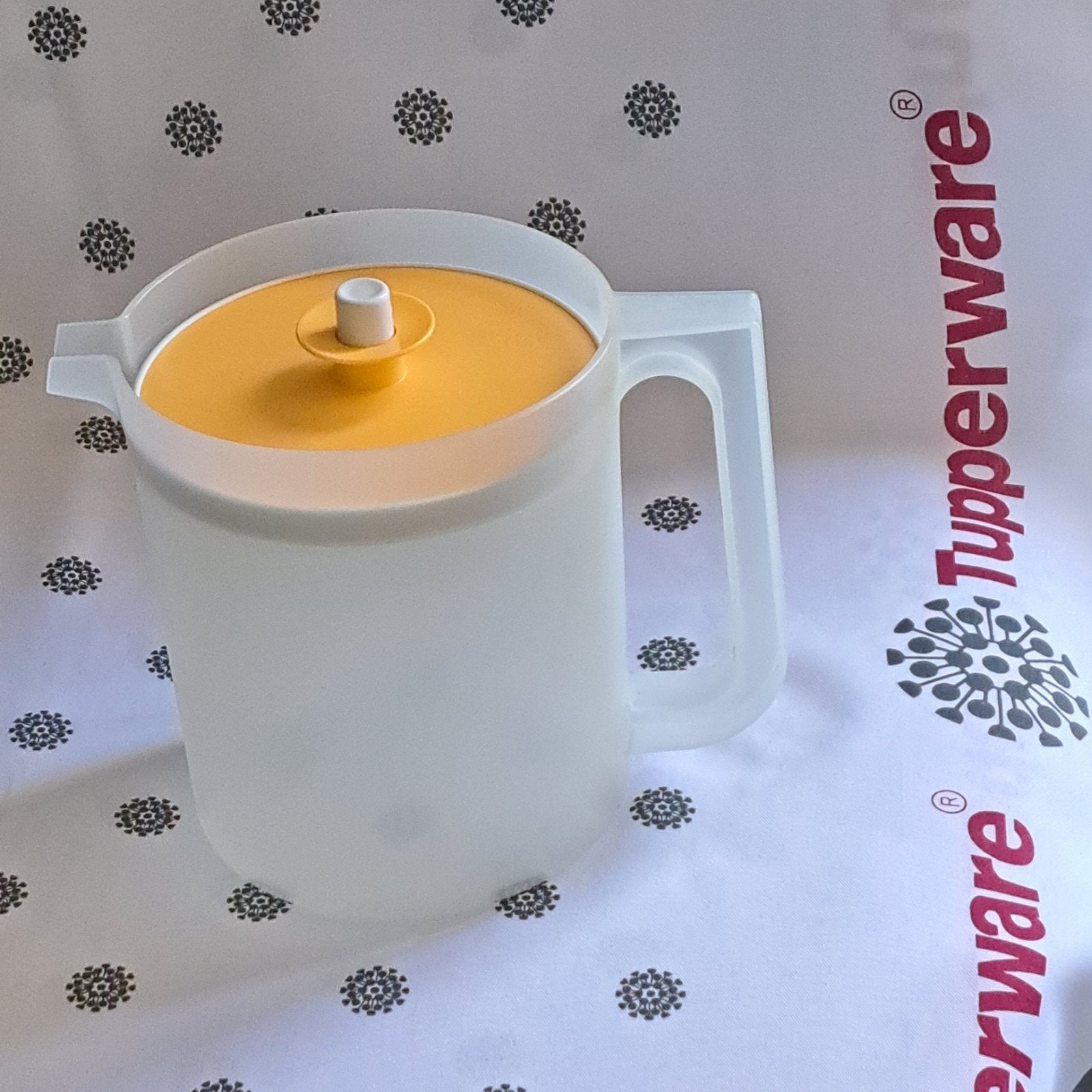 Tupperware splinternieuwe vintage sapkan 1,5 L, Huis en Inrichting, Keuken | Tupperware, Ophalen of Verzenden, Nieuw, Geel, 1500 ml