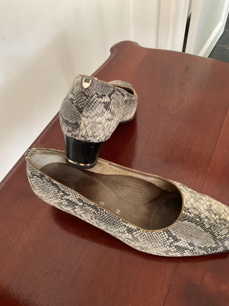 BALLY, mooie damesschoenen kleine hak vintage , 39, Kleding | Dames, Schoenen, Pumps, Ophalen of Verzenden, Bally, Gedragen