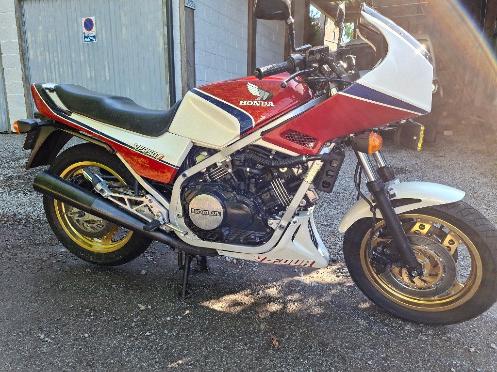 Honda  vf 750, Motos, Occasion, Plus de 35 kW, Permis Moto A1 minimum, Sport