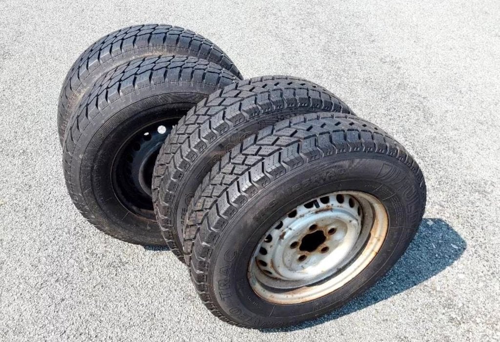 4 bons pneus hiver 185R14C, jantes VW T3 (1979-1992), Autos : Pièces & Accessoires, 14 pouces, Pneus et Jantes, Pneus hiver, 185 mm