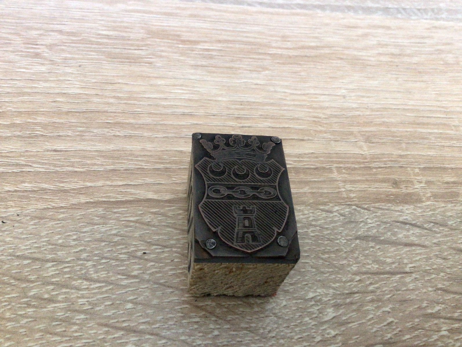 Tampon vintage en métal avec bouclier, Enlèvement ou Envoi