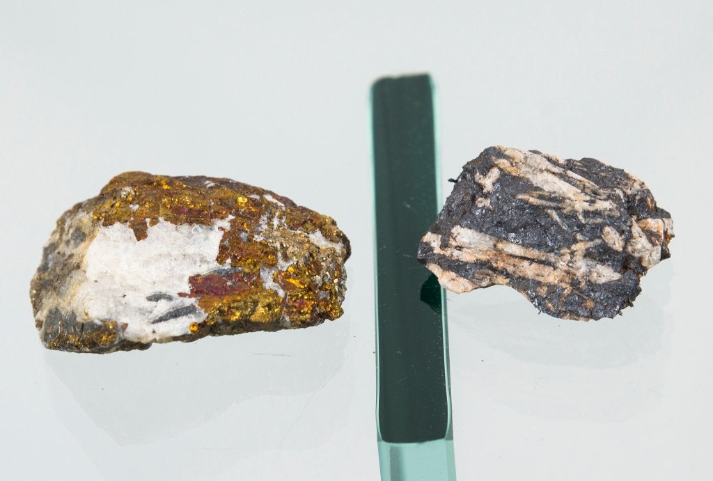2 stenen magnetiet en chalcopyriet, Ophalen of Verzenden, Mineraal