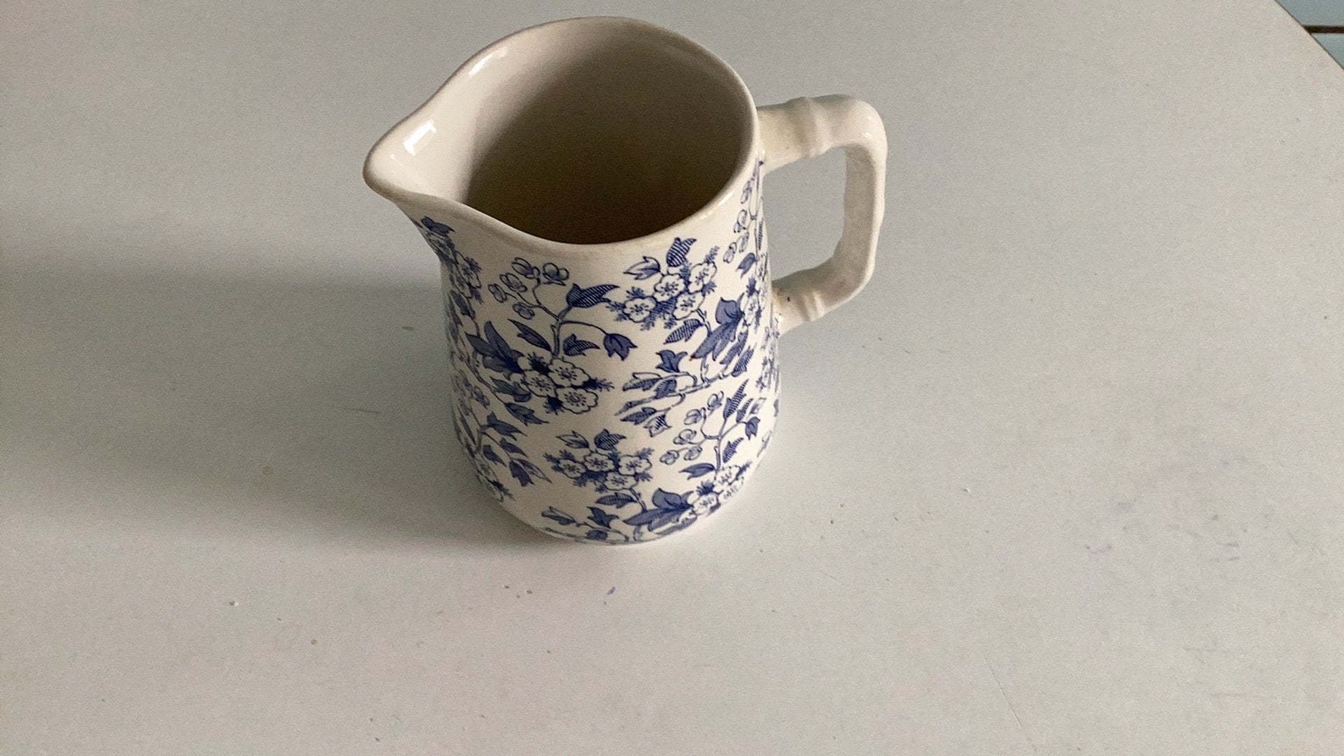 Melkkannetje  Engels, Ophalen