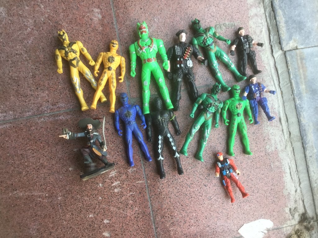 Speelgoed figuren, Ophalen