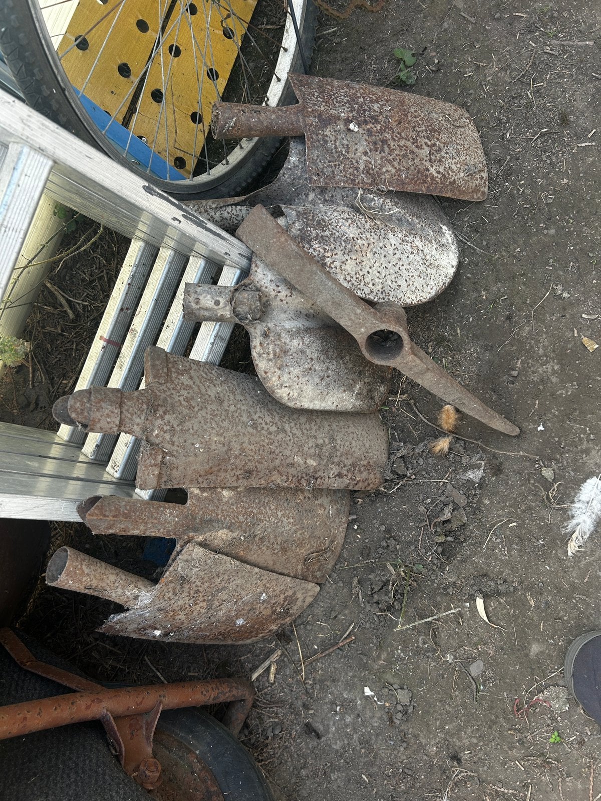 Pioche beche pelle, Enlèvement