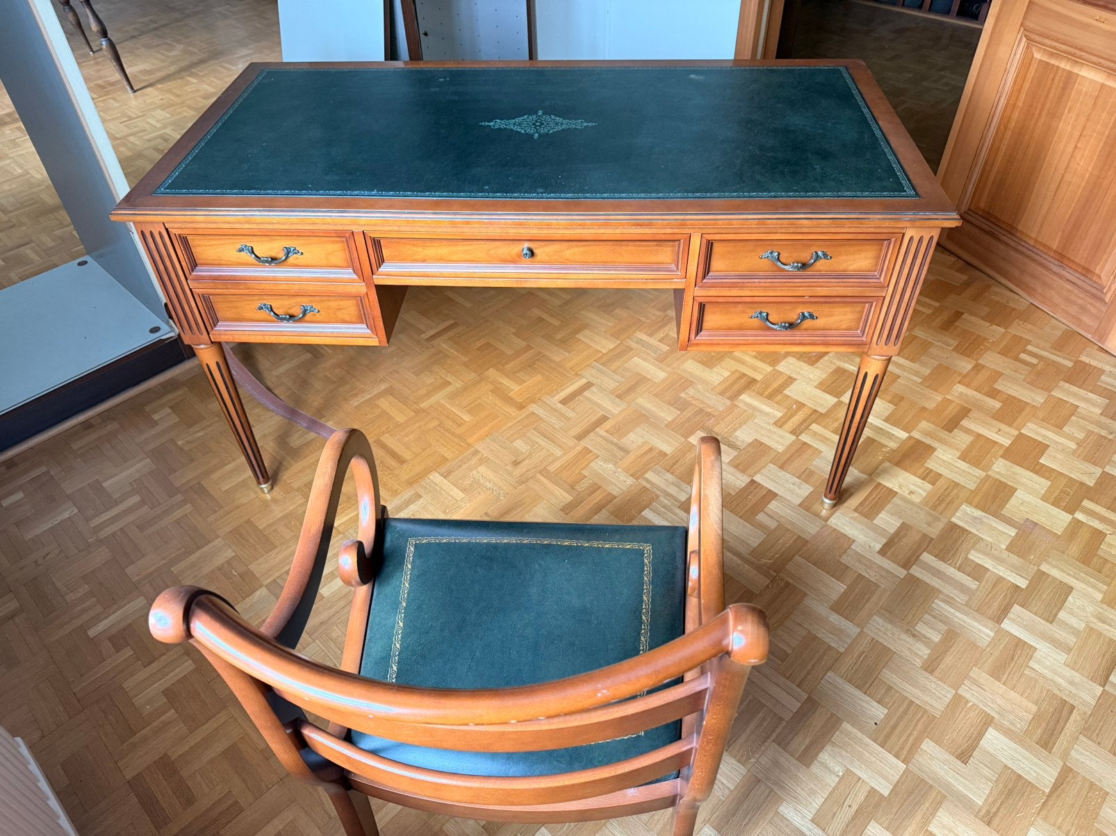 Magnifique bureau de style classique avec fauteuil assorti, Enlèvement