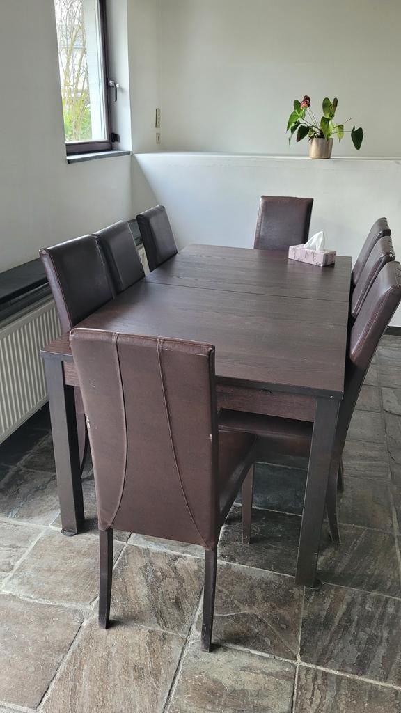 Table Ikea extensible et 8 chaises en cuire, Maison & Meubles, Salles à manger complètes
