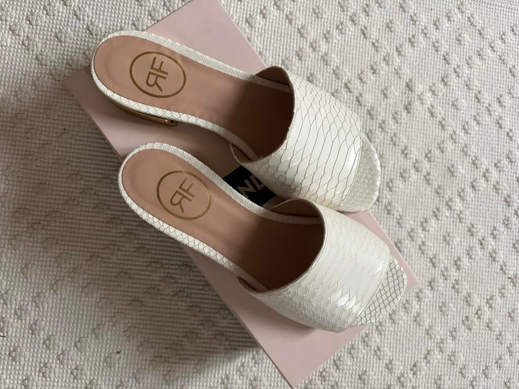 Dames slippers, Slippers, Wit, Ophalen of Verzenden, Zo goed als nieuw