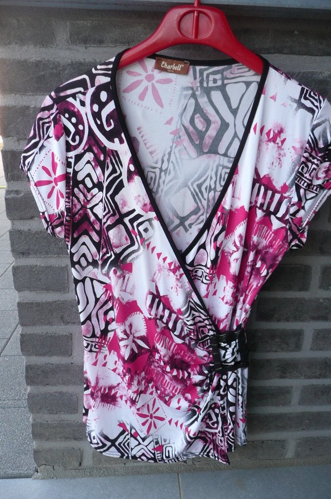 Zwart fuchsia geprint bloesje (K366), Kleding | Dames, Maat 38/40 (M), Zwart, Ophalen of Verzenden, Zo goed als nieuw