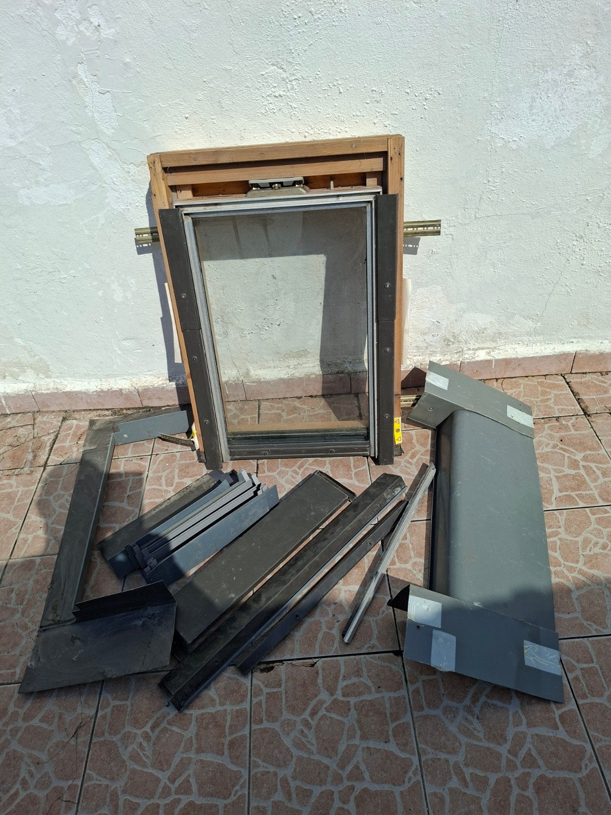 fenetre de toit de marque velux,avec contour de montage., Double vitrage, Comme neuf, Enlèvement, Moins de 80 cm
