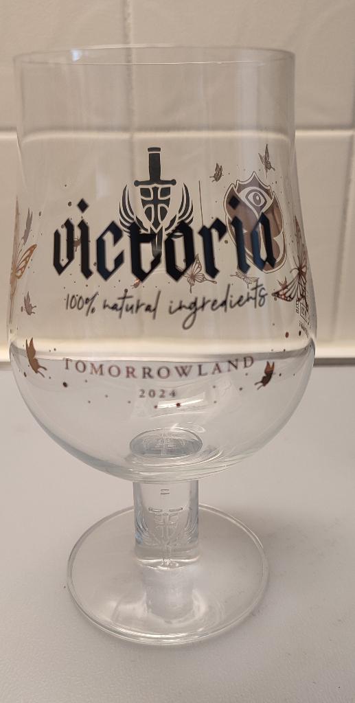 3 Victoria-bierglazen, TOMORROW LAND 2024, Verzamelen, Verzenden, Nieuw, Glas of Glazen, Overige merken
