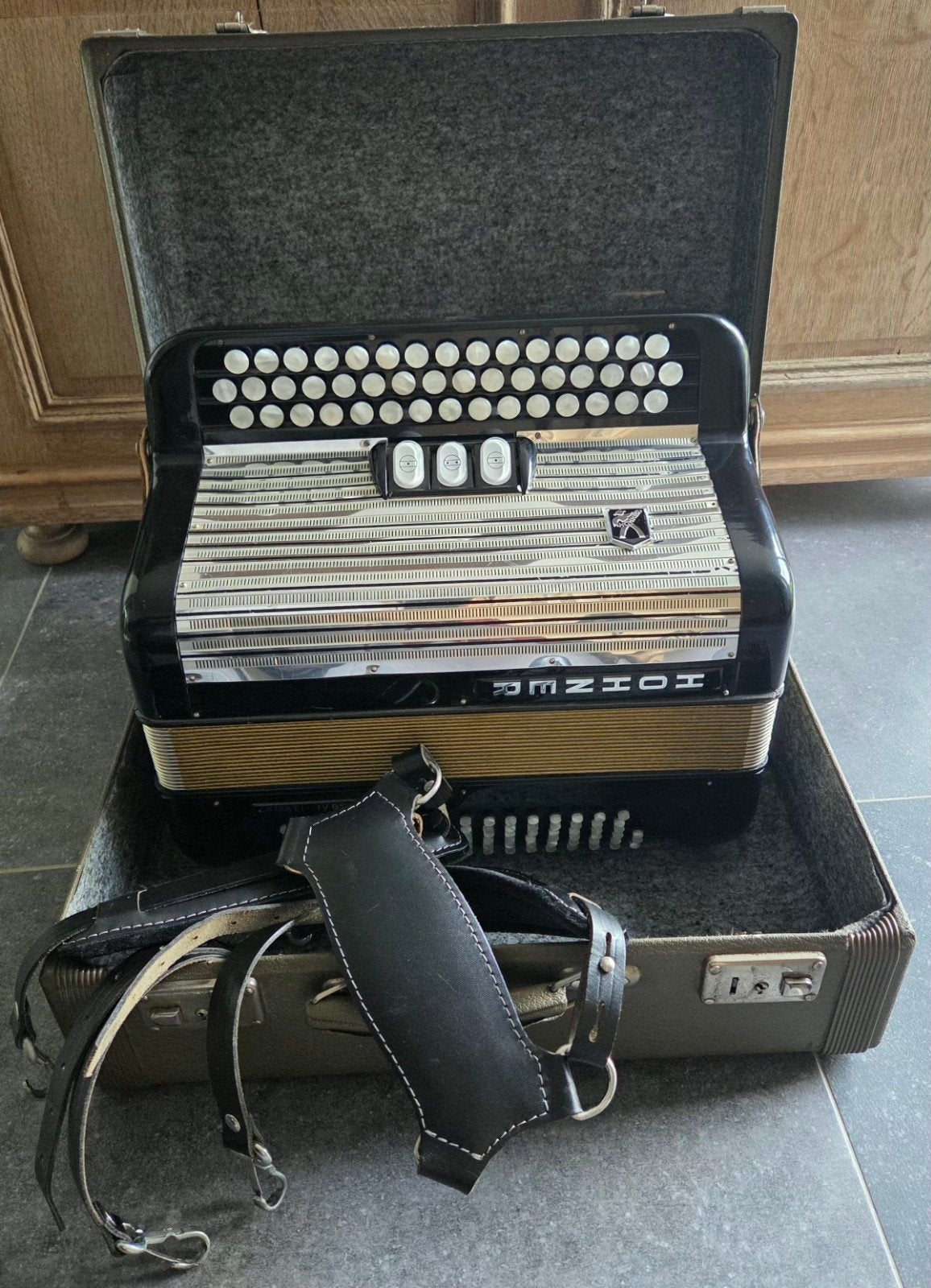 Accordéon HOHNER AMATI IVBS chromatique 96 basses Do3, Avec valise, Comme neuf, Enlèvement, Accordéon à boutons