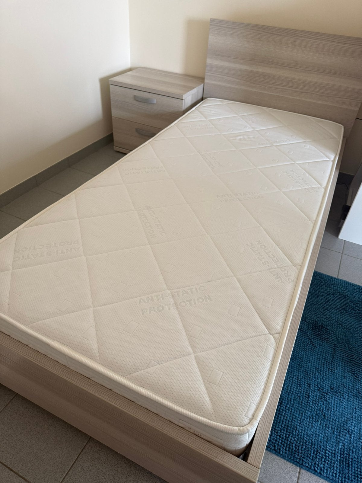 1 persoonsbed met lattenbodem, matras en nachttafel, Ophalen, Zo goed als nieuw