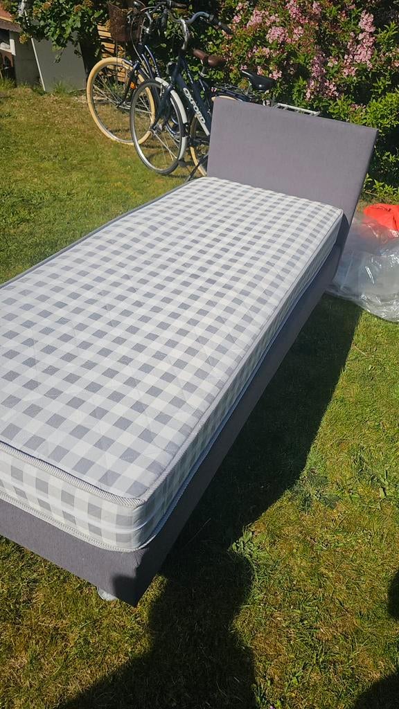 Eenpersoonsbed met matras in zeer goede staat, Enlèvement, Comme neuf, Matelas
