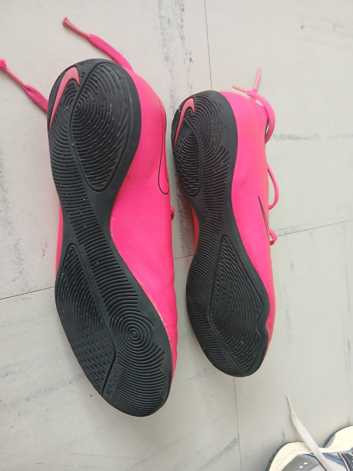 pire de chaussures de football, Enlèvement ou Envoi