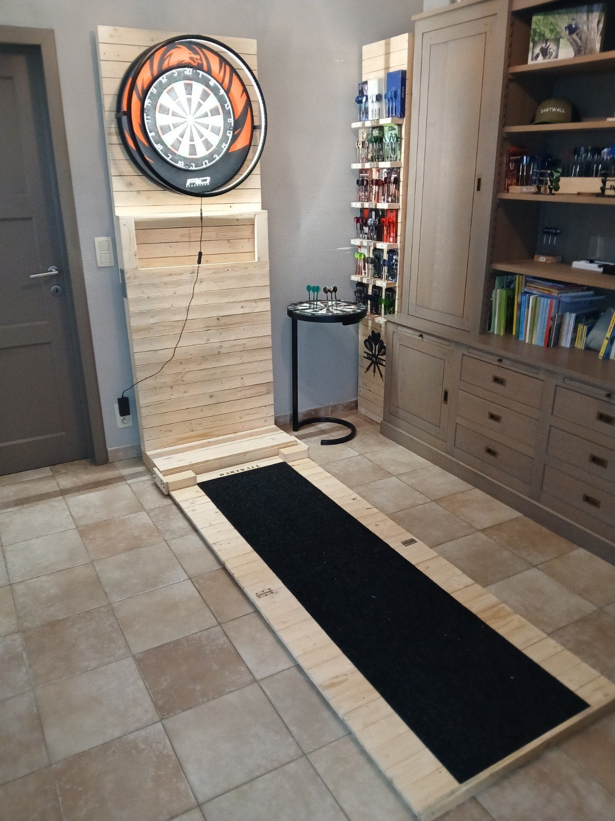 Dartwand/ Dartkast, Sport en Fitness, Darts, Ophalen of Verzenden, Pijlen