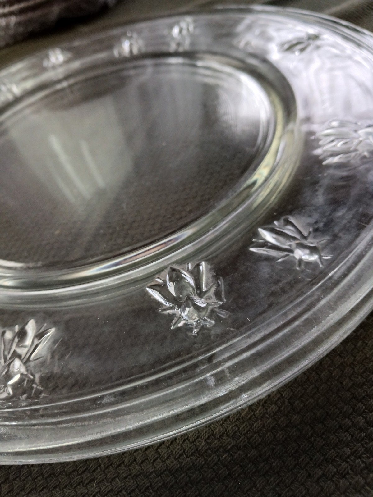 3 glazen serveerschaal met reliëf  diameter 32cm, Maison & Meubles, Enlèvement ou Envoi, Comme neuf, Verre
