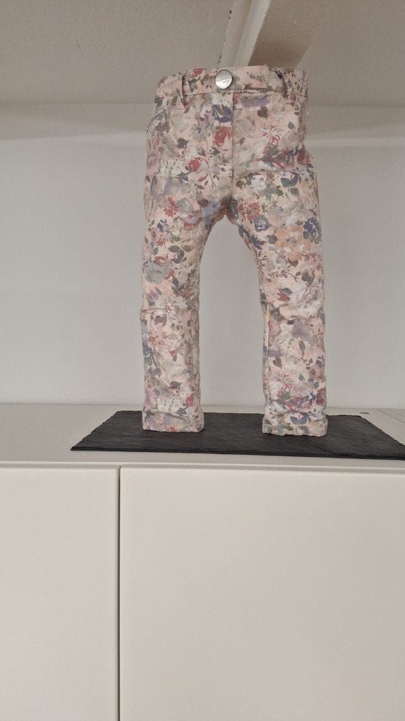 Decoratie - rechtstaande jeansbroekjes, Huis en Inrichting, Woonaccessoires | Overige, Ophalen, Zo goed als nieuw, Textiel