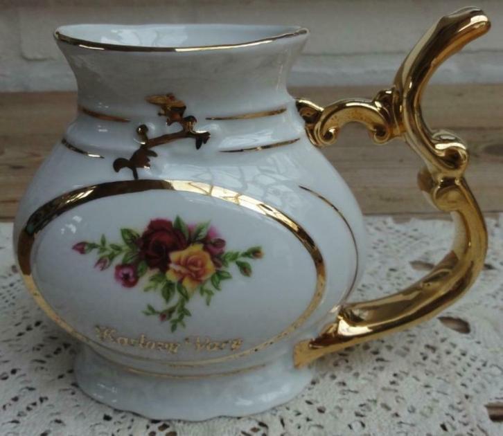 Tjechische tuitbeker met rozen en goud kleurige decoratie, Antiquités & Art, Enlèvement ou Envoi