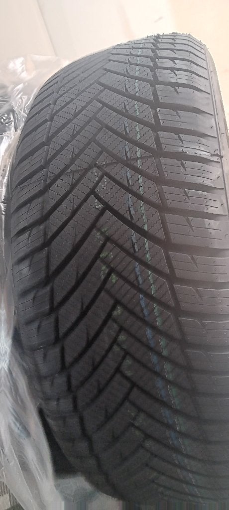 Te koop 2 nuive banden, Auto-onderdelen, Banden en Velgen, Ophalen, Nieuw, 17 inch, All Season