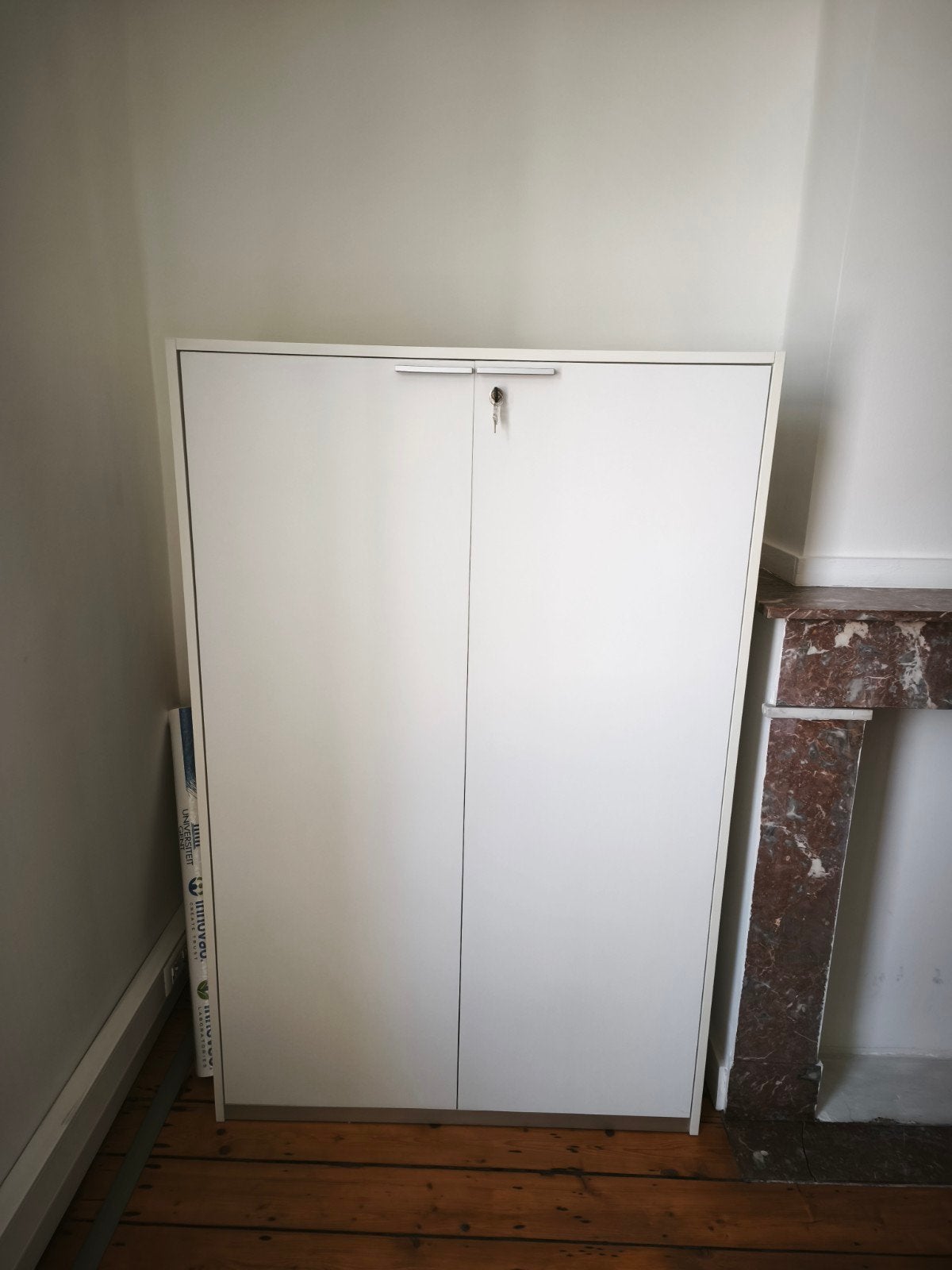 Strakke Witte Kantoorkast / Archiefkast met Slot, Ophalen, Met slot