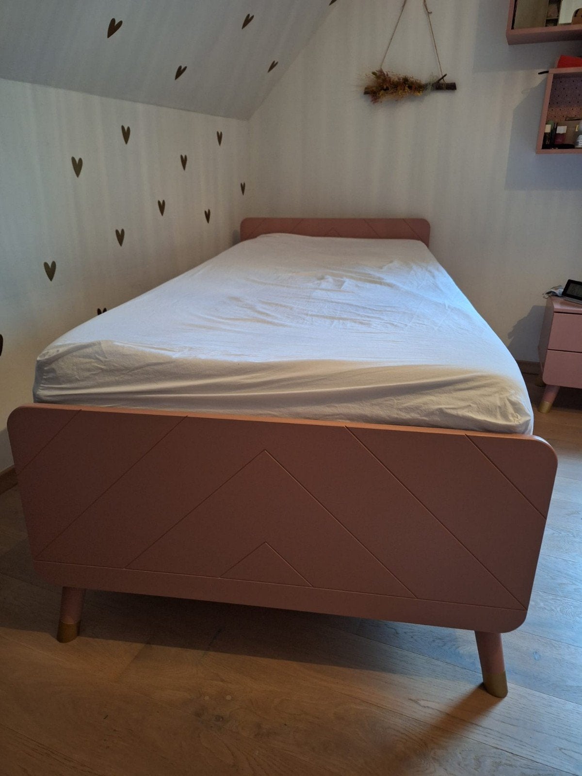 Eenpersoonsbed oudroze, Enlèvement