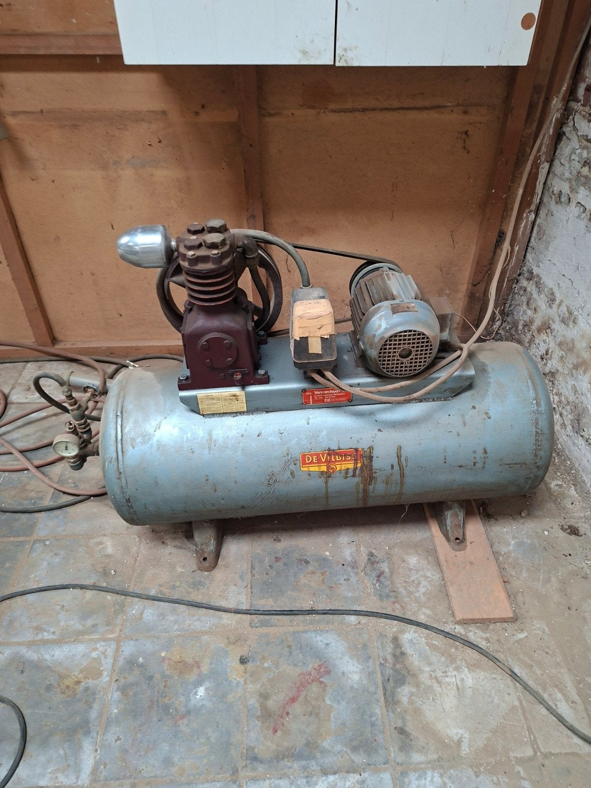 Grote compressor in goede staat, Doe-het-zelf en Bouw, Compressors, Ophalen