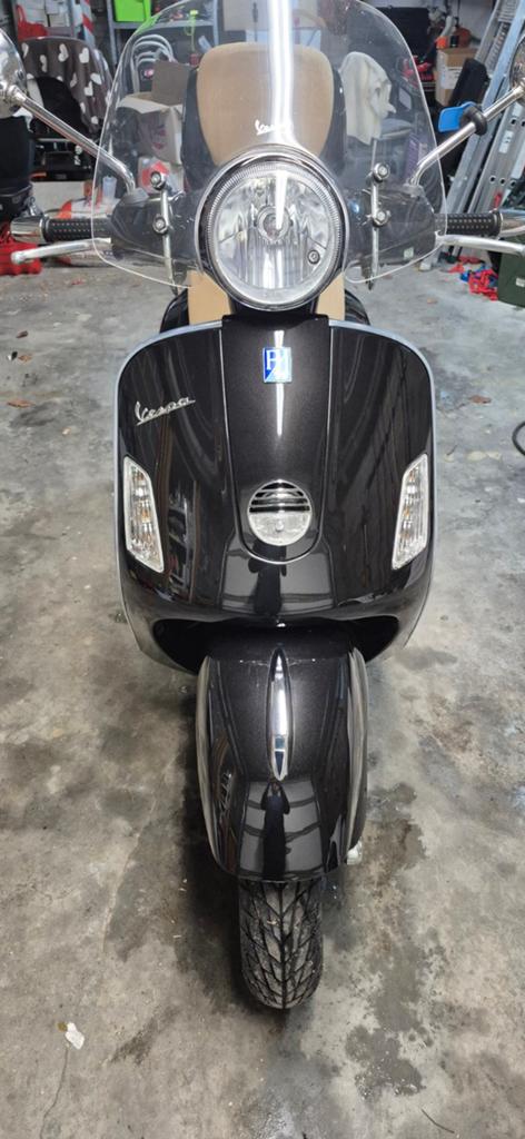 Vespa 125 GTS de 2011, Fietsen en Brommers, Scooters | Vespa, Zo goed als nieuw, Benzine, Ophalen