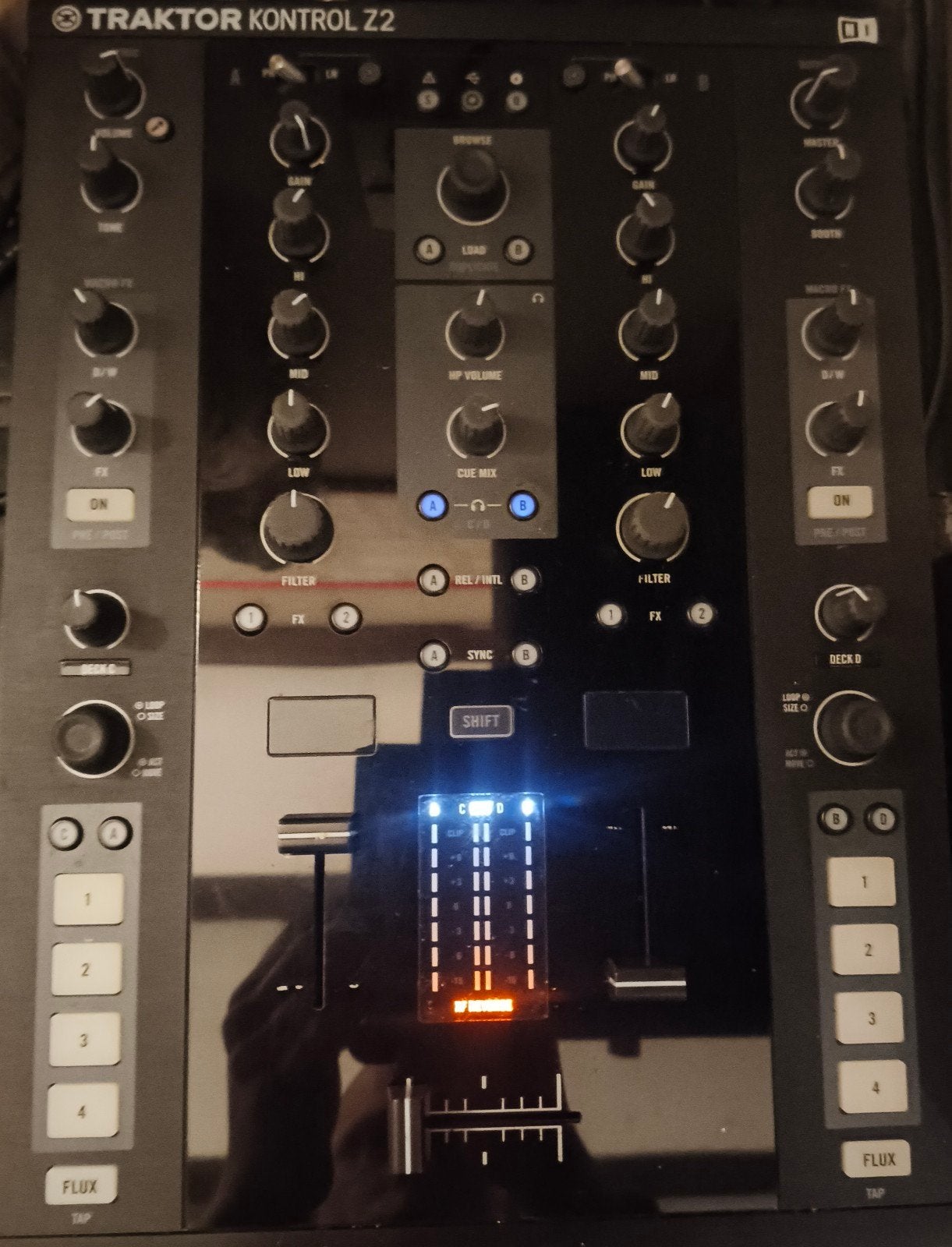 Table de mixage DJ Traktor Z2 + Couvercle + Licence, Musique & Instruments, Enlèvement ou Envoi, Utilisé, Moins de 5 canaux, Entrée micro