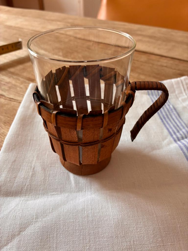 Vintage tasses à Thé en verre, bois et rotin, Collections, Verres & Petits Verres, Utilisé, Enlèvement ou Envoi