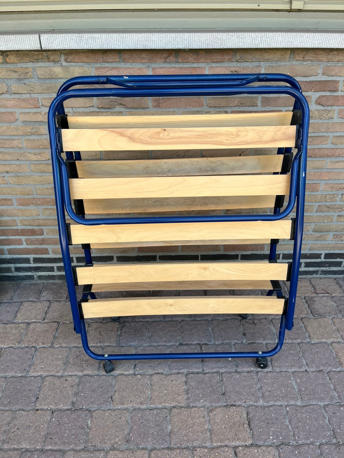 opklapbed in blauw metaal en houten latten, Huis en Inrichting, Slaapkamer | Bedden, Ophalen, 90 cm, Eenpersoons, Blauw