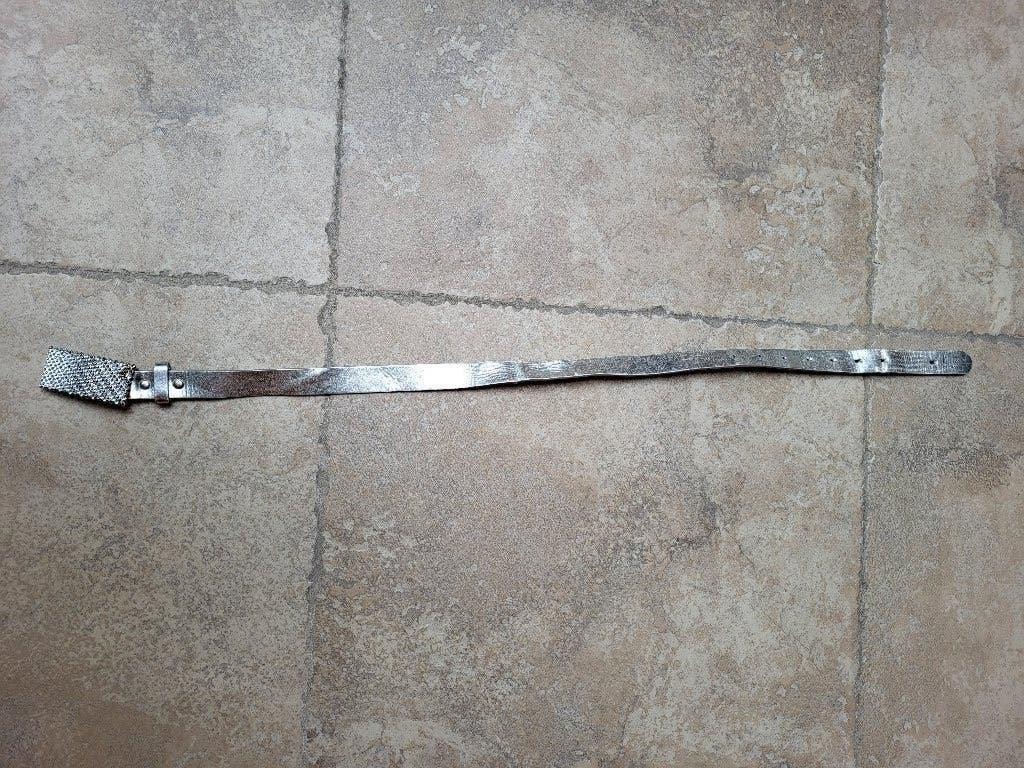 GRATIS : zilver kleurige riem mt 140 (zie foto's), Kinderen en Baby's, Kinderkleding | Maat 140, Ophalen of Verzenden, Gebruikt
