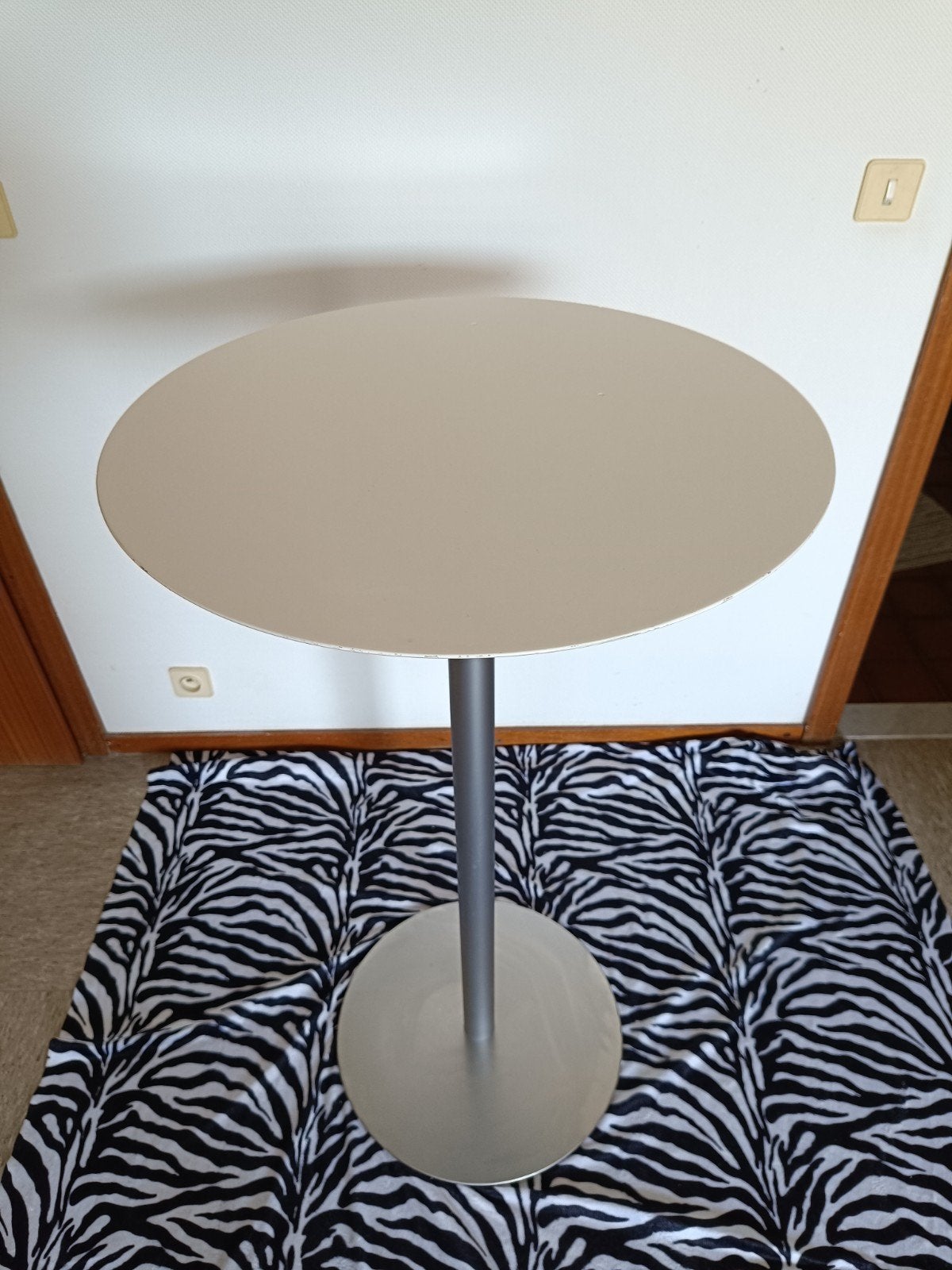 Table haute STUA design, Enlèvement