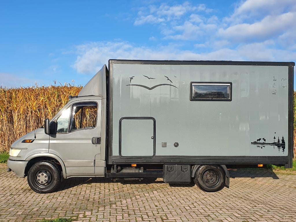 IVECO 2.3 TD Expeditie Camper off-grid met zonnepanelen., Caravanes & Camping, Camping-cars, Siège de train, Autres marques, Boîte manuelle