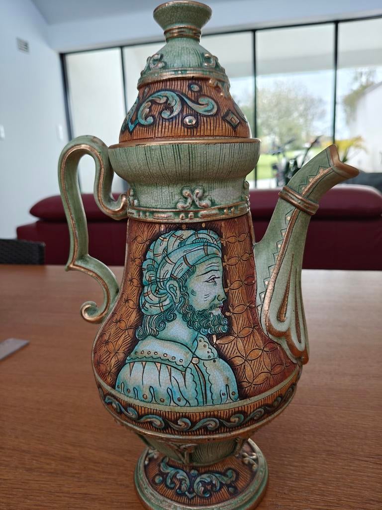 Ancienne cruche en céramique avec calice - Deruta, Enlèvement