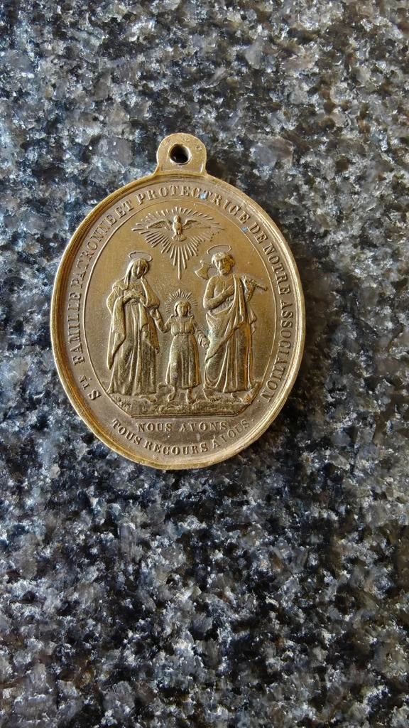 Medaille van de Aartsbroederschap van de Heilige Familie, Ophalen
